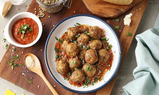 Albóndigas de lentejas con salsa de tomate y romero