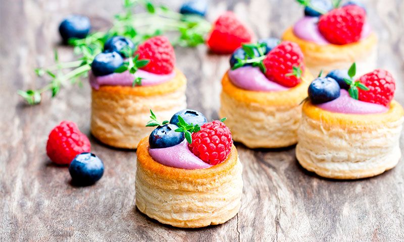 Volovanes rellenos de crema de yogur con arándanos