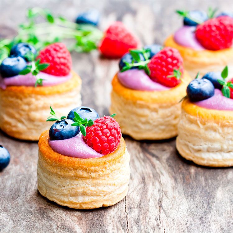 Volovanes rellenos de crema de yogur con arándanos