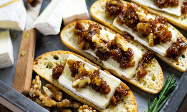 'Crostini' con 'brie' y mermelada de higos y nueces 'Crostini' con 'brie' y mermelada de higos y nueces
