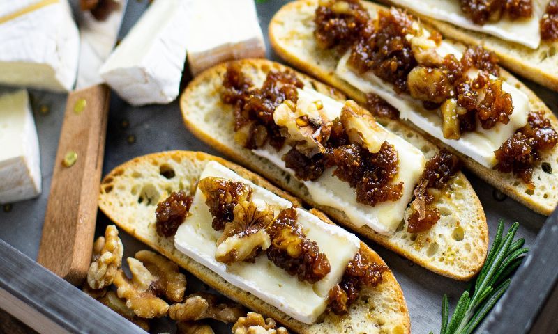 'Crostini' con 'brie' y mermelada de higos y nueces