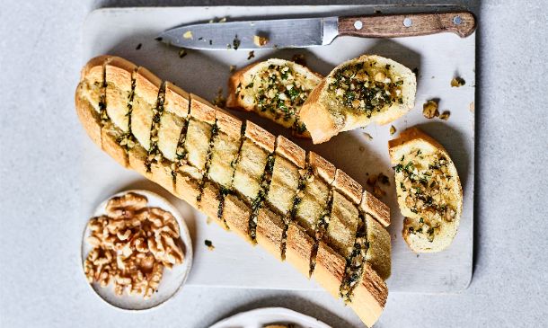 Pan de ajo y nueces