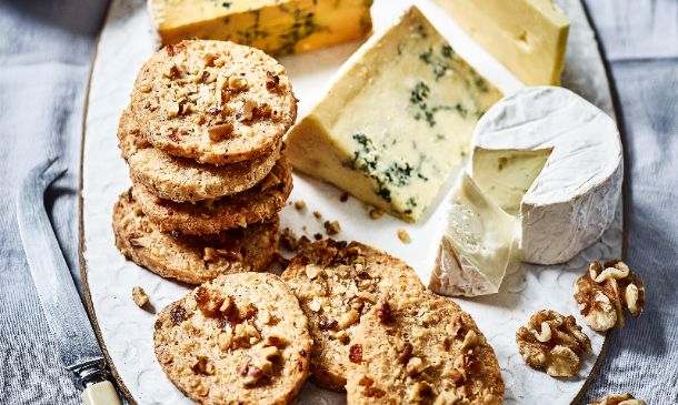 Tabla de quesos con galletas de nueces y albaricoque Tabla de quesos con galletas de nueces y albaricoque