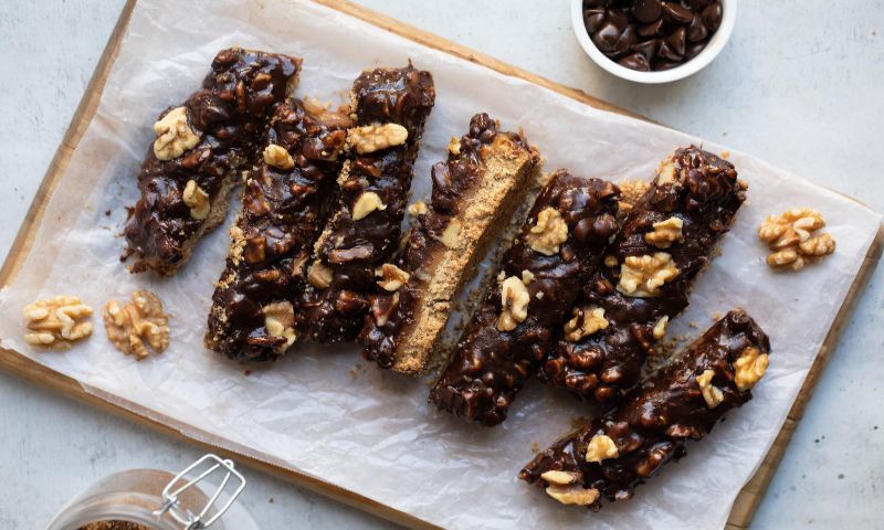 Barritas de chocolate, caramelo y nueces