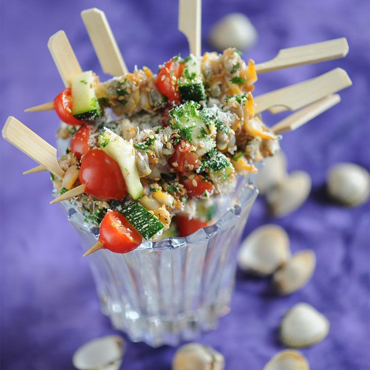 Brochetas de moluscos con tomate, calabacín y sésamo Brochetas de moluscos con tomate, calabacín y sésamo