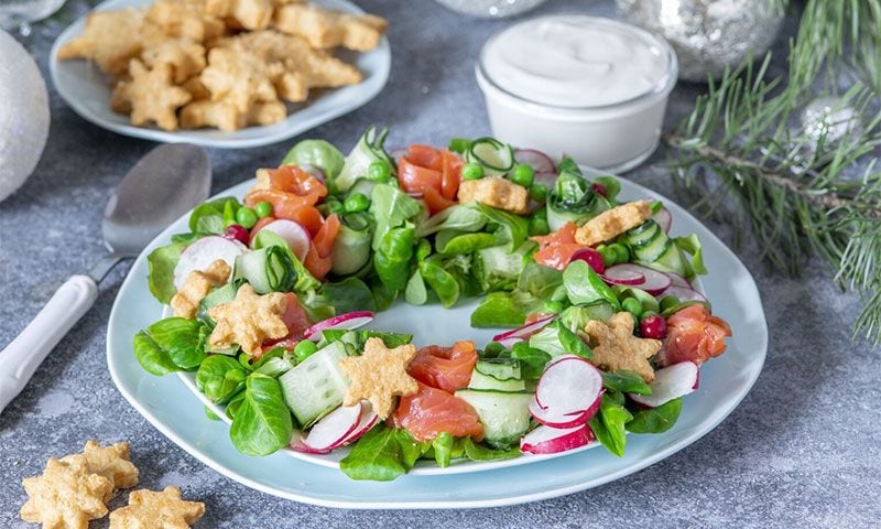 Ensalada vegetal con salmón ahumado y salsa de yogur