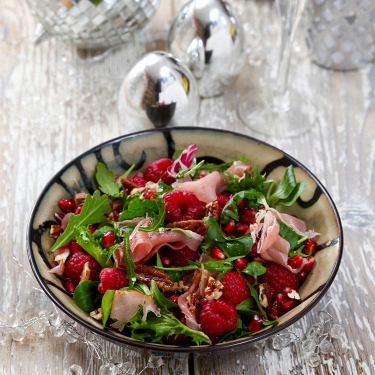 Ensalada de rúcula, frambuesas, granada, nueces pecanas y jamón Ensalada de rúcula, frambuesas, granada, nueces pecanas y jamón