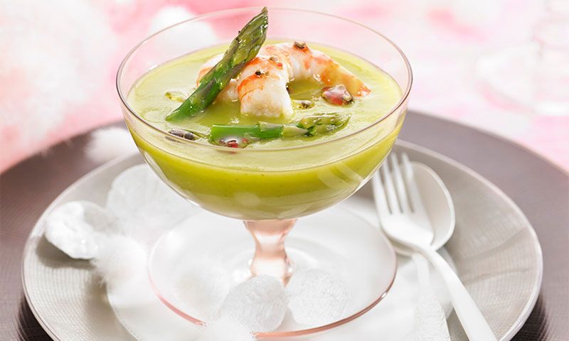 Crema de espárragos verdes con gambas y aceite picante