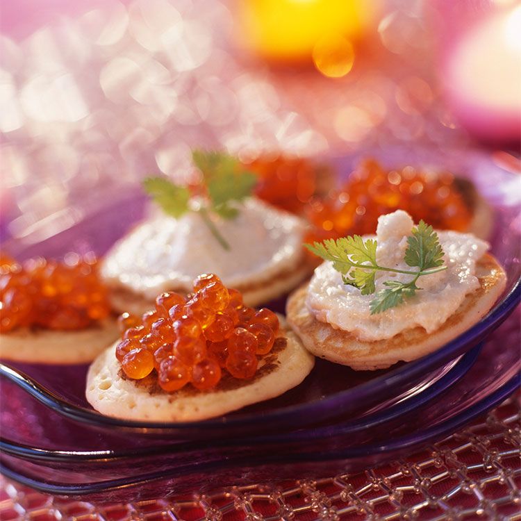 Blinis de paté de pescado con huevas de salmón Blinis de paté de pescado con huevas de salmón