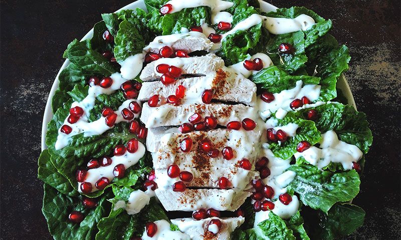 Ensalada de pavo con granada y salsa de yogur