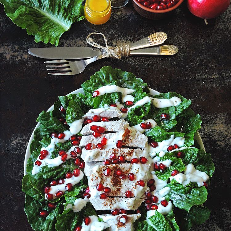 Ensalada de pavo con granada y salsa de yogur Ensalada de pavo con granada y salsa de yogur