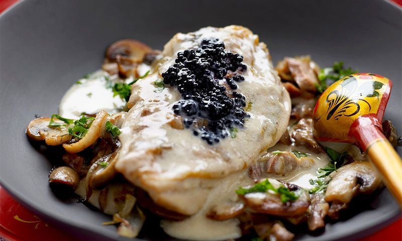 Pechuga de pollo con crema de champiñones y sucedáneo de caviar