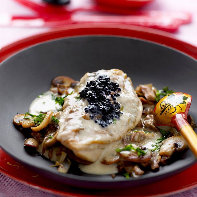 Pechuga de pollo con crema de champiñones y sucedáneo de caviar Pechuga de pollo con crema de champiñones y sucedáneo de caviar