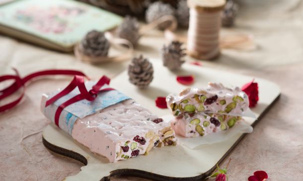 Turrón de rosas, almendras, pistachos y arándanos Turrón de rosas, almendras, pistachos y arándanos