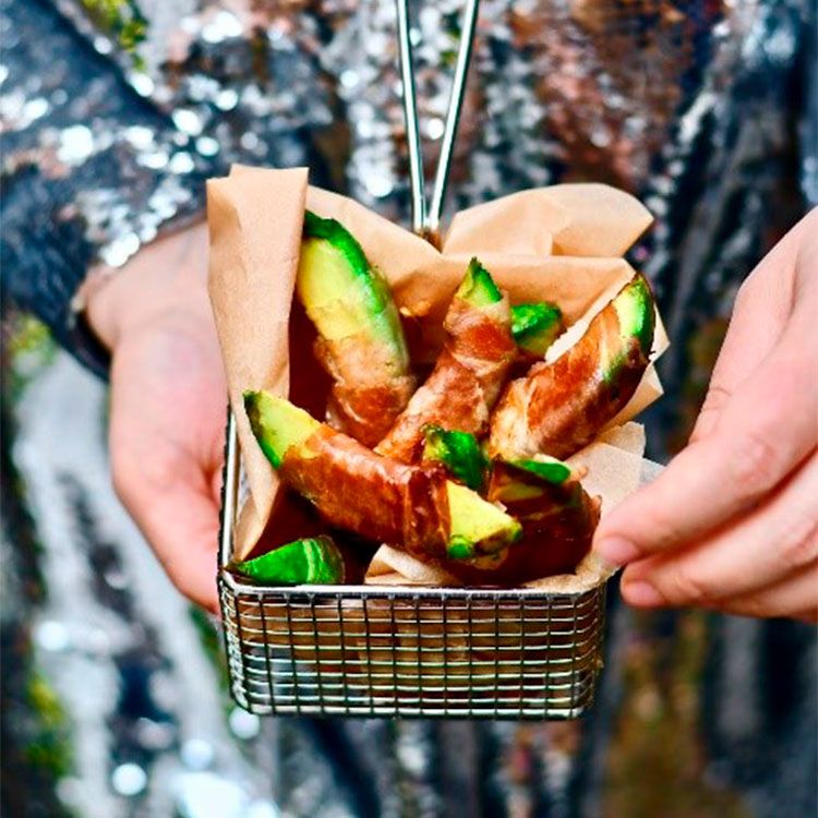Gajos de aguacate envueltos en 'prosciutto' crujiente Gajos de aguacate envueltos en 'prosciutto' crujiente