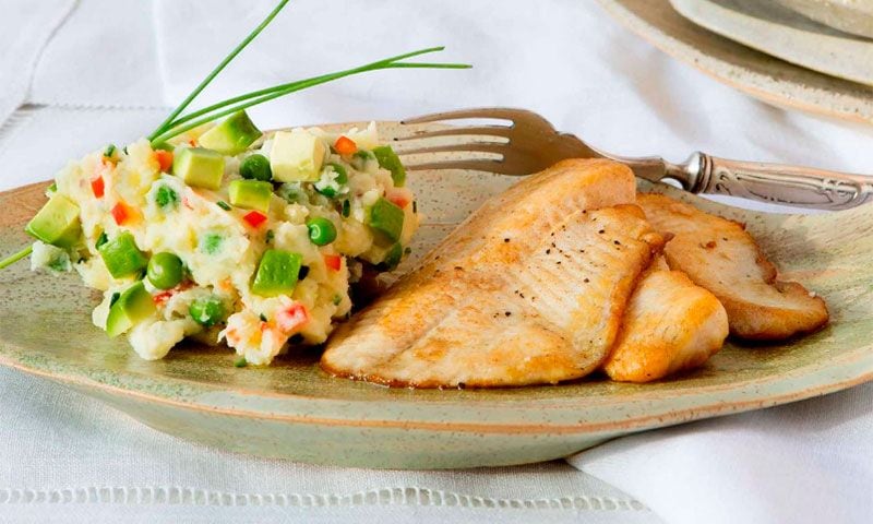 Tilapia con puré rústico y aguacate