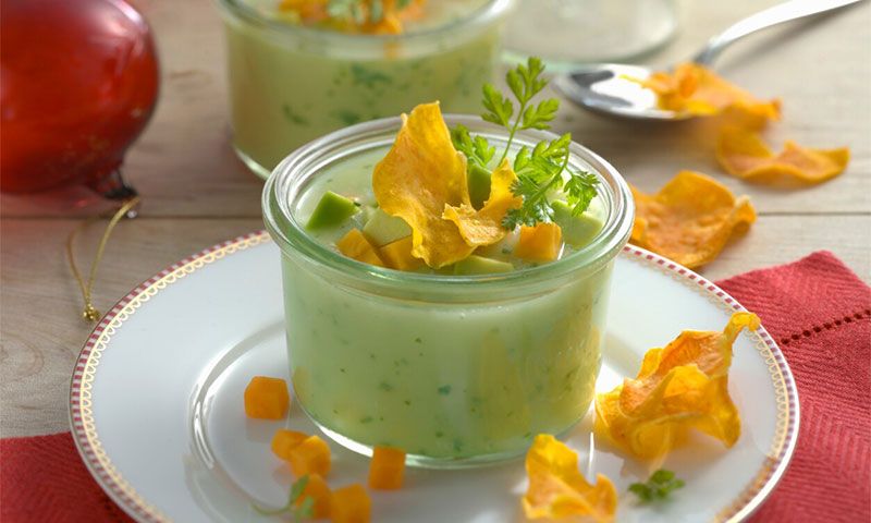 Crema de aguacate y patata con chips de calabaza