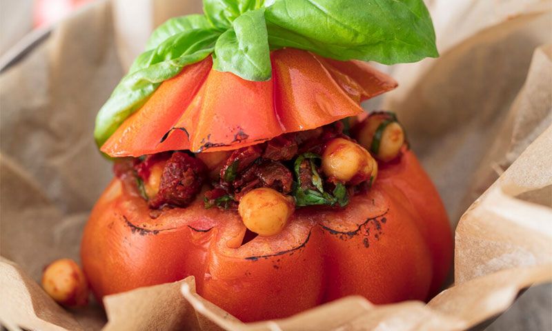 Tomates asados rellenos de garbanzos con albahaca