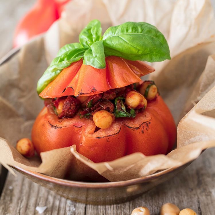 Tomates asados rellenos de garbanzos con albahaca Tomates asados rellenos de garbanzos con albahaca