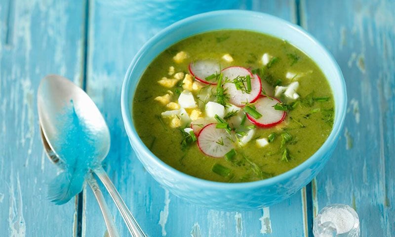 Sopa de espinacas con rabanitos y huevo