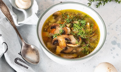 Sopa de cebada con vegetales, setas y hierbas aromáticas