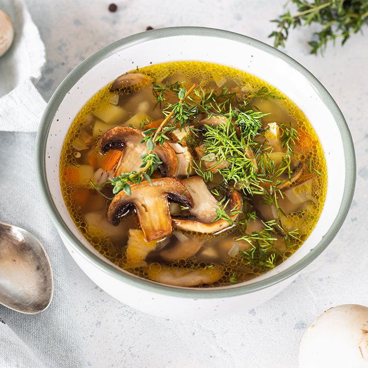Sopa de cebada con vegetales, setas y hierbas aromáticas Sopa de cebada con vegetales, setas y hierbas aromáticas
