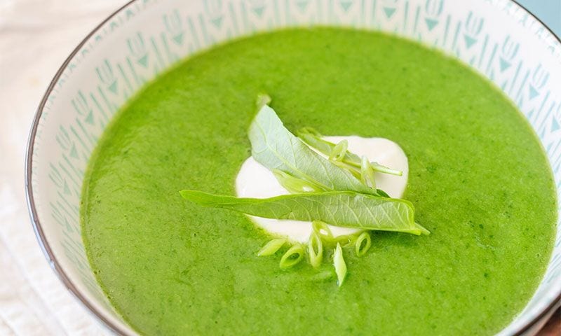 Sopa cremosa de calabacín y espinacas