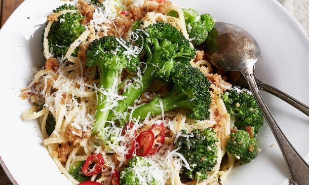 Espaguetis picantes con brócoli y queso Espaguetis picantes con brócoli y queso