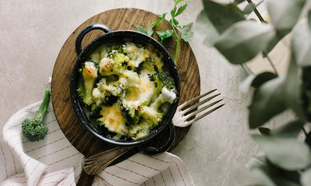 Brócoli gratinado con queso al horno Brócoli gratinado con queso al horno