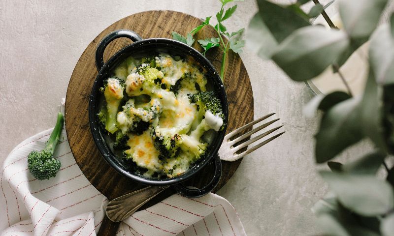 Brócoli gratinado con queso al horno