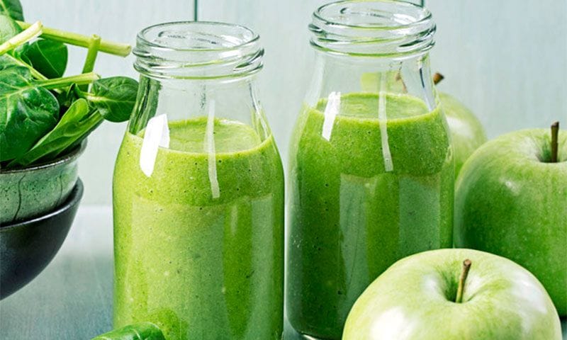 'Smoothie' de pepino, manzana y albahaca