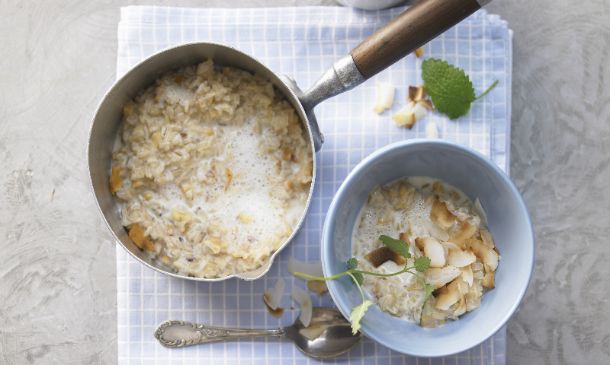 'Porridge' de cebada con menta y coco 'Porridge' de cebada con menta y coco