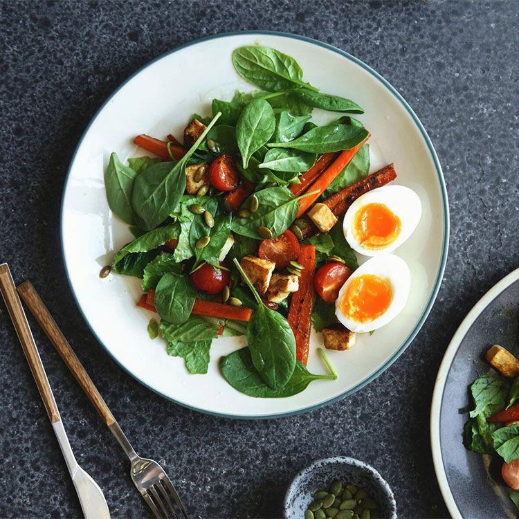 Ensalada de zanahoria a la plancha, huevo, tofu y espinacas Ensalada de zanahoria a la plancha, huevo, tofu y espinacas