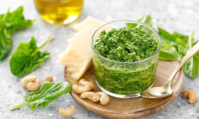 Pesto de anacardos, espinacas y parmesano