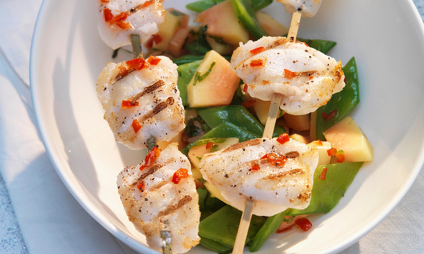 Brochetas de rape con ensalada de papaya Brochetas de rape con ensalada de papaya