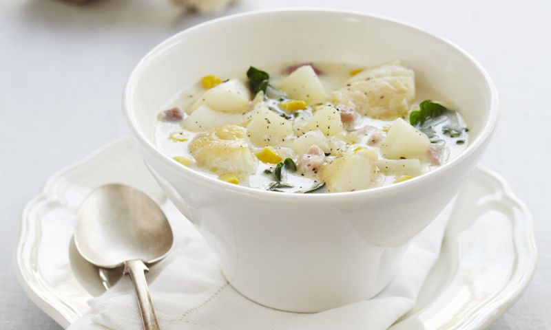 Sopa de bacalao con espinacas, beicon y maíz