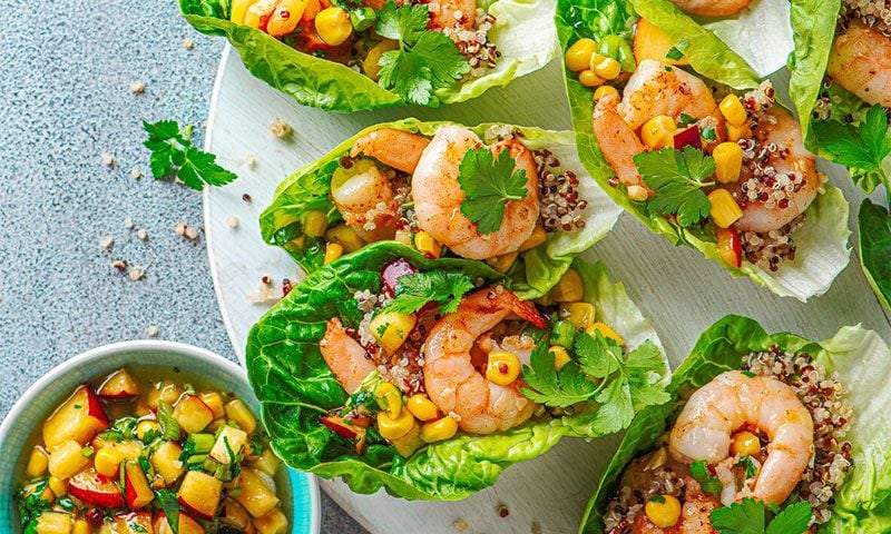 Tacos de lechuga con gambas, quinoa roja y maíz