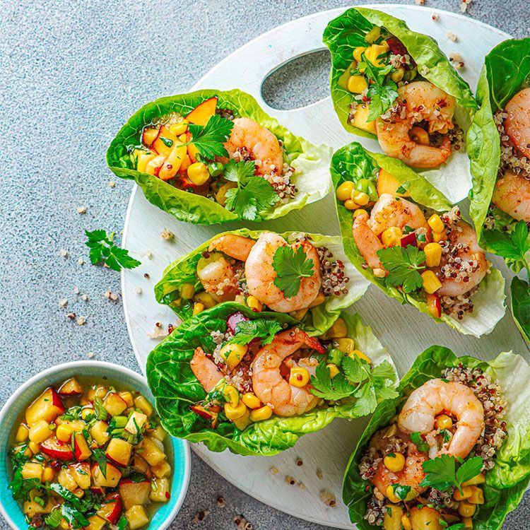 Tacos de lechuga con gambas, quinoa roja y maíz Tacos de lechuga con gambas, quinoa roja y maíz