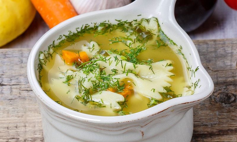 Sopa de pollo, pasta y verduras