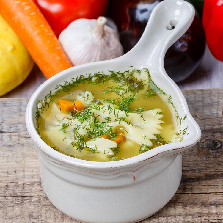 Sopa de pollo, pasta y verduras Sopa de pollo, pasta y verduras
