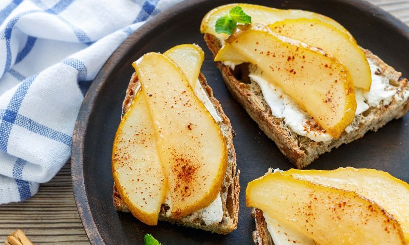 Tostadas de pan de centeno con queso y peras