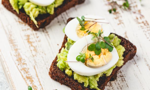 Tostadas con aguacate y huevo Tostadas con aguacate y huevo