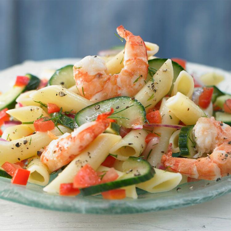 Ensalada de macarrones con gambas y pepino al eneldo Ensalada de macarrones con gambas y pepino al eneldo