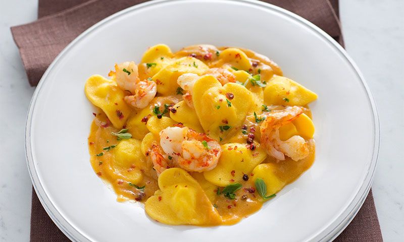 Raviolis de 'ricotta' con gambas en salsa de azafrán