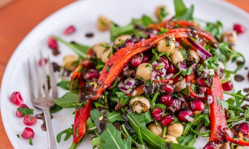 Ensalada de garbanzos, granada y pimientos asados