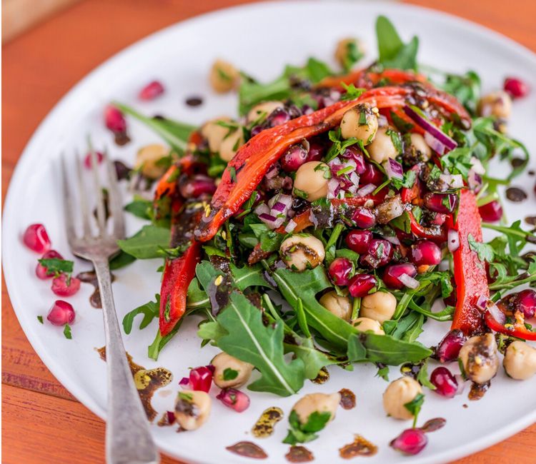 Ensalada de garbanzos, granada y pimientos asados Ensalada de garbanzos, granada y pimientos asados