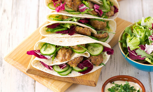 Tortillas de albóndigas con ensalada verde