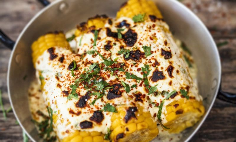 Mazorcas de maíz gratinadas con queso