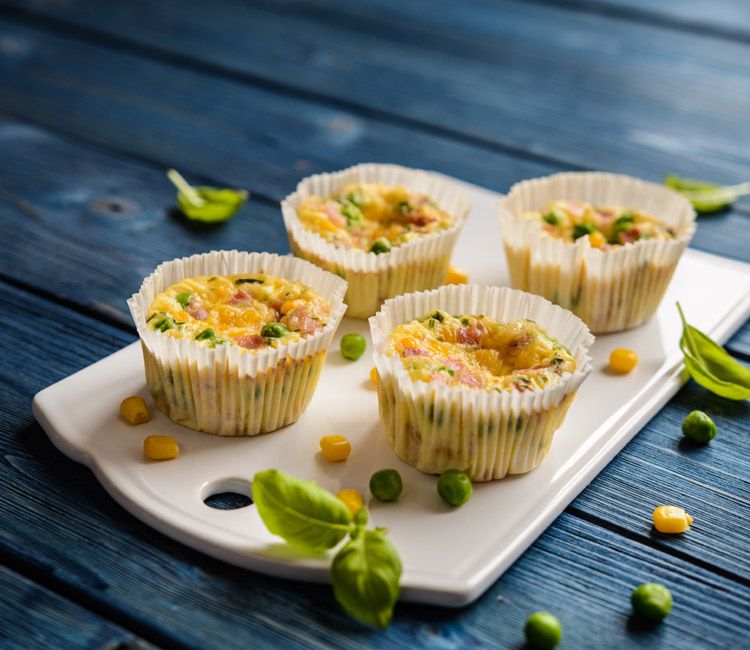 'Mini frittatas' con maíz, guisantes, jamón y queso 'Mini frittatas' con maíz, guisantes, jamón y queso