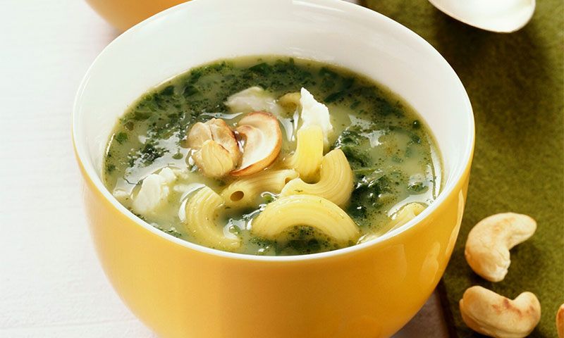 Sopa de espinacas con pasta, parmesano y anacardos